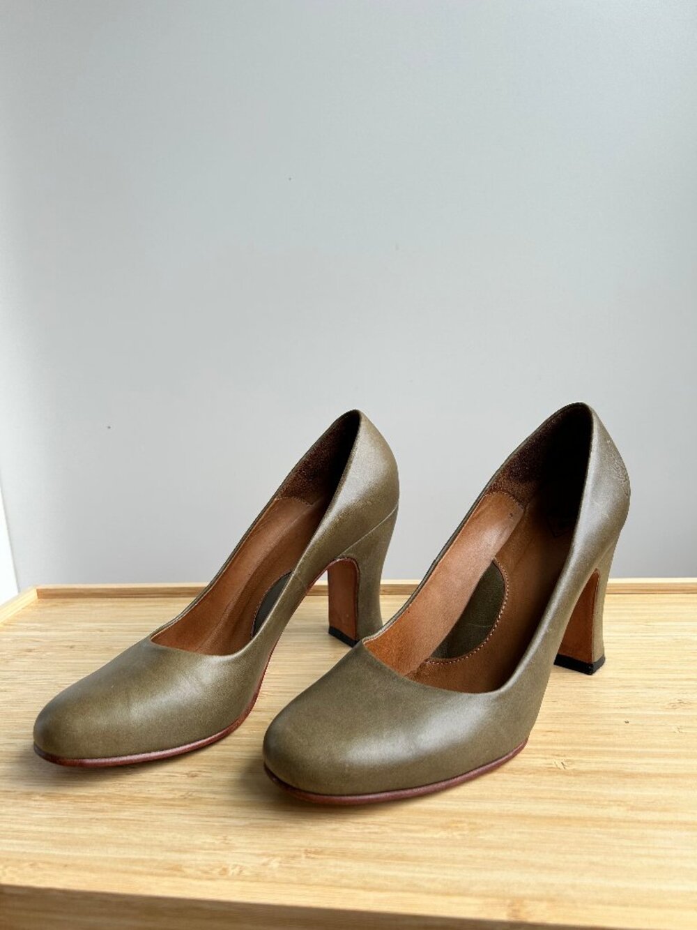 John Fluevog Miracles Medugorje Olive Green Leather Pump Size 8.5 3" Heel